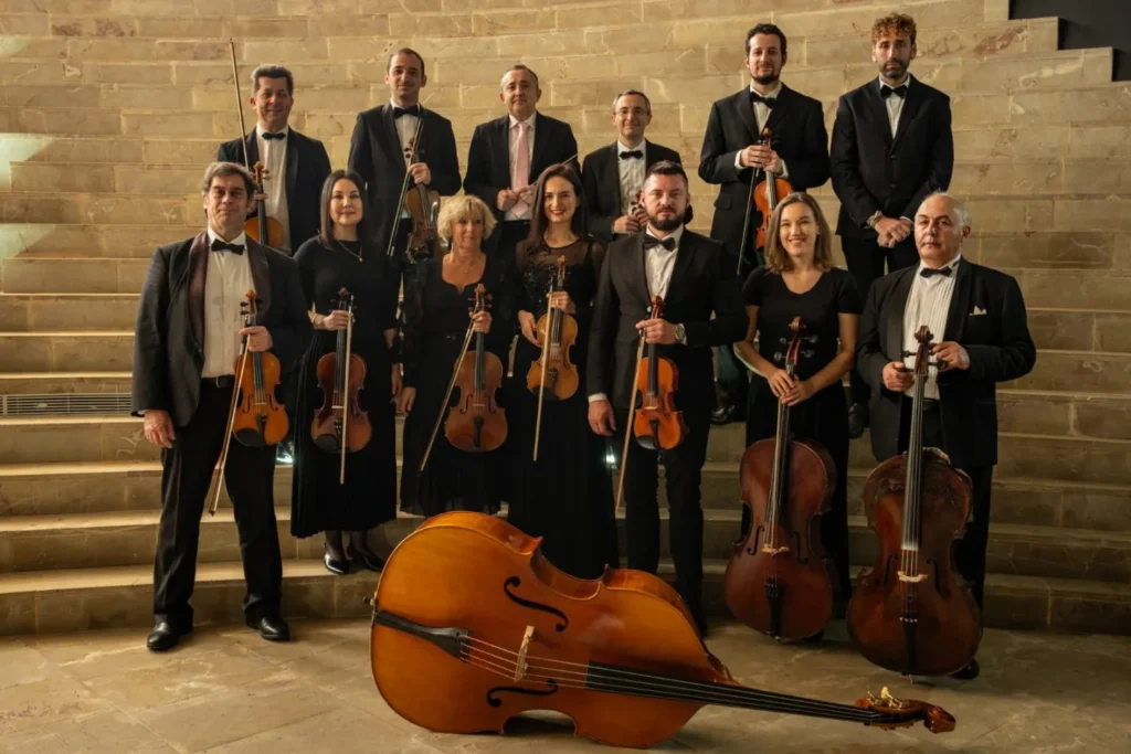 Integrantes de Casanovas Orquesta con sus instrumentos de cuerda
